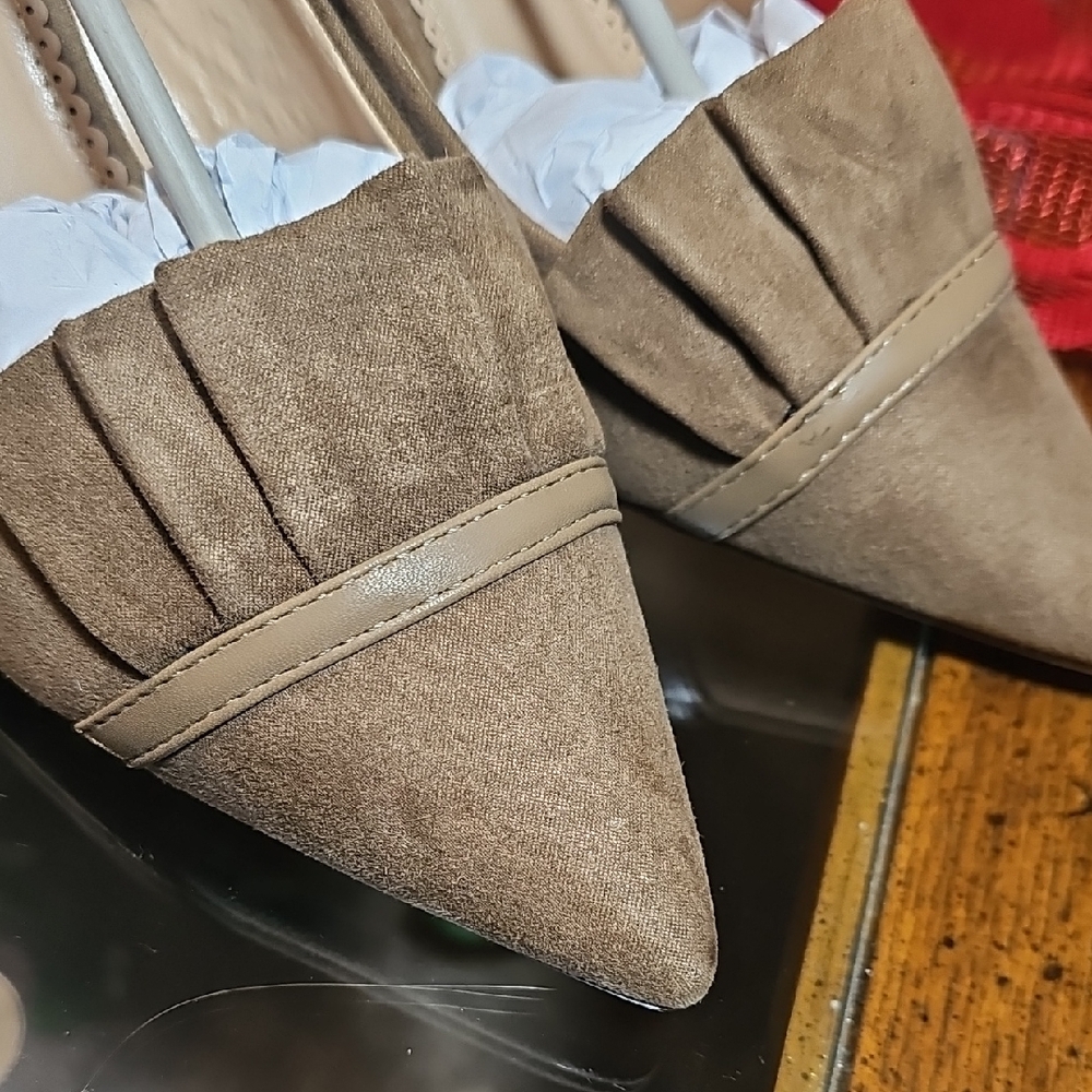 Journee Collection Taupe Pleated Heels - Picture 3 of 9
